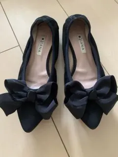 DIANA 黒 リボン付きフラットシューズ