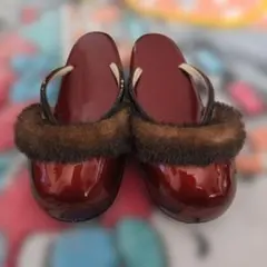 赤いファー付き草履