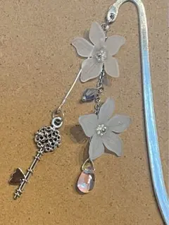 1点のみ✩.*˚大きな連なる花と幸運の鍵！シルバーブックマーカー
