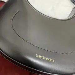 CHARLES & KEITH ブラックハンドバッグ
