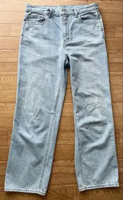 GU ハイライズストレートジーンズ