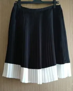 黒と白のプリーツスカート