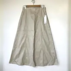 新品GU 合成皮革ベージュ フレアスカート Sサイズ