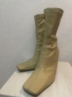 Mila Owen クリームイエロー スクエアトゥ ミドル丈ブーツ　ストレッチのサムネイル