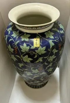 高級陶器 花瓶 青色 葉とブドウ模様 - メルカリ