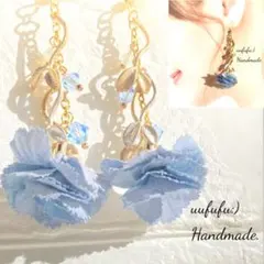 くすみブルーが大人な　アンティーク風　フラワー　と　スワロフスキーの　ピアス