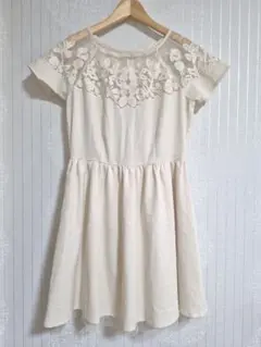 ぷ*に様 MERCURYDUO レース装飾付きクリーム色ミニワンピース