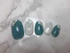 2色のベースカラーにシェルとラメでネイルチップ　ジェル使用作品