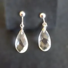 E221クリスタルドロップ型イヤリング