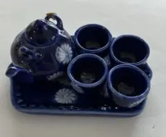 ミニチュア青い陶器のティーポットとカップセット