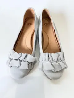 UGG スエード フリル フラットシューズ ライトグレーのサムネイル