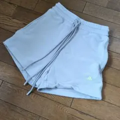adidas ライトグレー ショートパンツ