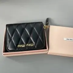 miu miu キルティング 二つ折り財布 ブラックのサムネイル