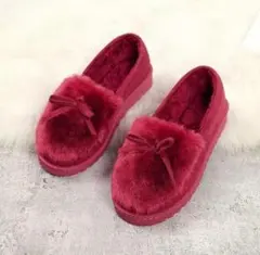 赤いファーリボン付きムートンブーツ