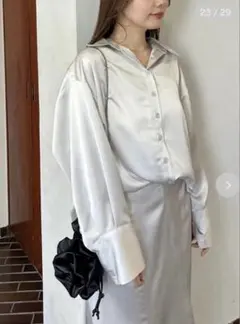 新品未使用✨SNIDEL バックスリットサテンシャツ アイボリーのサムネイル