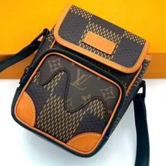 【美品】ルイヴィトン NIGO コラボ品 アマゾン スリング ショルダーバッグのサムネイル