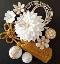 つまみ細工の髪飾り 白、金 大きめ半くす、タッセル、ちりめん玉他 成人式 卒業式