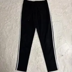 黒のトレーニングジャージパンツ
