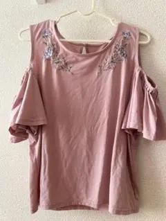 オフショルダー花柄刺繍ピンクTシャツ