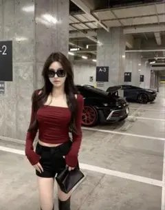 フィットしたクルーネック長袖Tシャツ、胸パッド付き、カジュアル、春