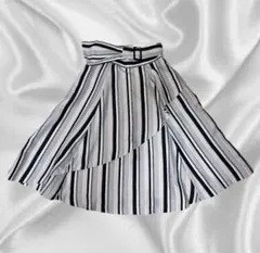 【新品未使用タグ付き】リランドチュール　ストライプスカート