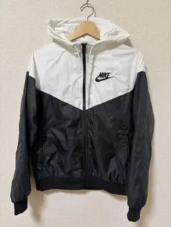 美品NIKE ウィンドランナー CN6911-011のサムネイル