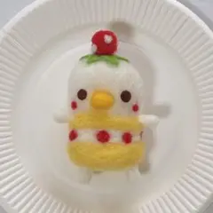 羊毛フェルト　カッパのブローチ（イチゴのショートケーキ）