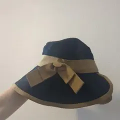 リボン付きネイビーとベージュのバケットハット