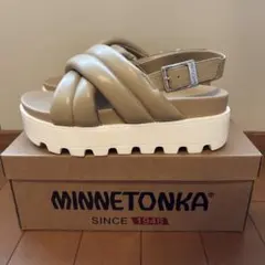MINNETONKA 厚底クロスストラップサンダル 25.5 26.0のサムネイル