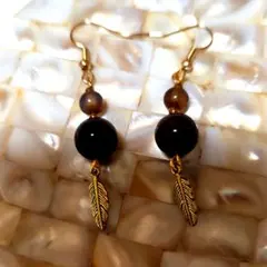 天然石ビーズと羽チャームのハンドメイドピアス