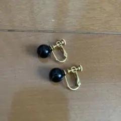黒いクリップ式イヤリング