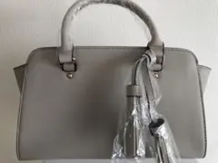 グレー ベージュハンドバッグ タッセル付き