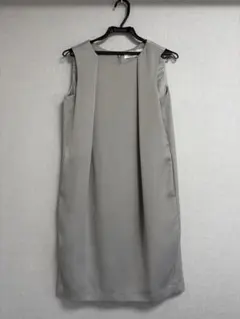 オケージョンワンピース　グレーシルバー ノースリーブ 膝丈ワンピース
