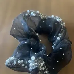 エレガントな黒にパール入りのシュシュ