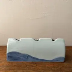 波模様の花瓶　陶器　一輪挿し　三口　水色　ブルー　シンプル　野花