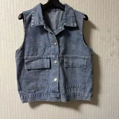 前身頃にダメージ付きデニムショートベスト (新品未使用)