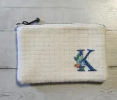 142☘️　刺繍Kマーク　ウールの白いミニフラットポーチ　13.5㎝