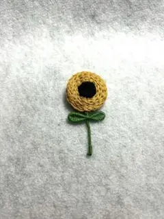花のブローチ