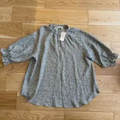 サマンサモスモスブルー　フラワープリントフリルネックブラウス　タグ付き