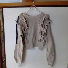 フリル付きベージュクロップドニット