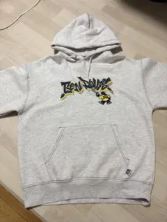 グレー フード付きパーカー グラフィックデザイン