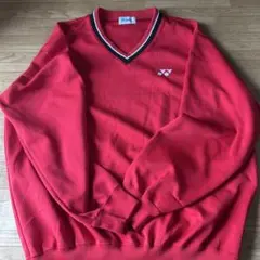赤いVネックセーター