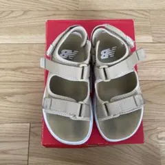New Balance ベージュ サンダル
