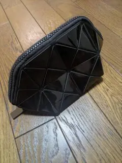 Eiko Kondo 黒の三角形折りたたみポーチ