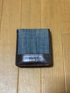二つ折り財布のサムネイル