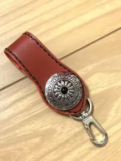ハンドメイド　レザーキーリング 装飾的なコンチョボタン付き