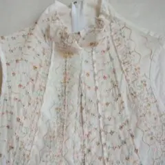 白　ノースリーブ　小花刺繍ブラウス