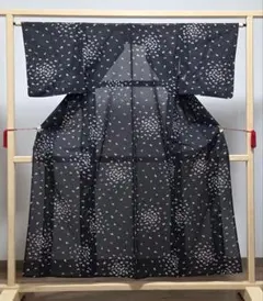 A 夏物 小花模様 蝶々 黒色 化繊 小紋 薄物 絽 紗 着物 117のサムネイル