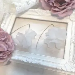33 ピアス　花びら　ロングピアス　白　フラワー　お花　ひらひら　揺れる　可愛い