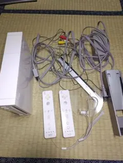 任天堂 Wii 本体白 リモコン×2ヌンチャク×2ハンドル×1ソフト2本付き 任天堂（Nintendo） wiiリモコン ＋ ヌンチャク セット 選べるカラー
